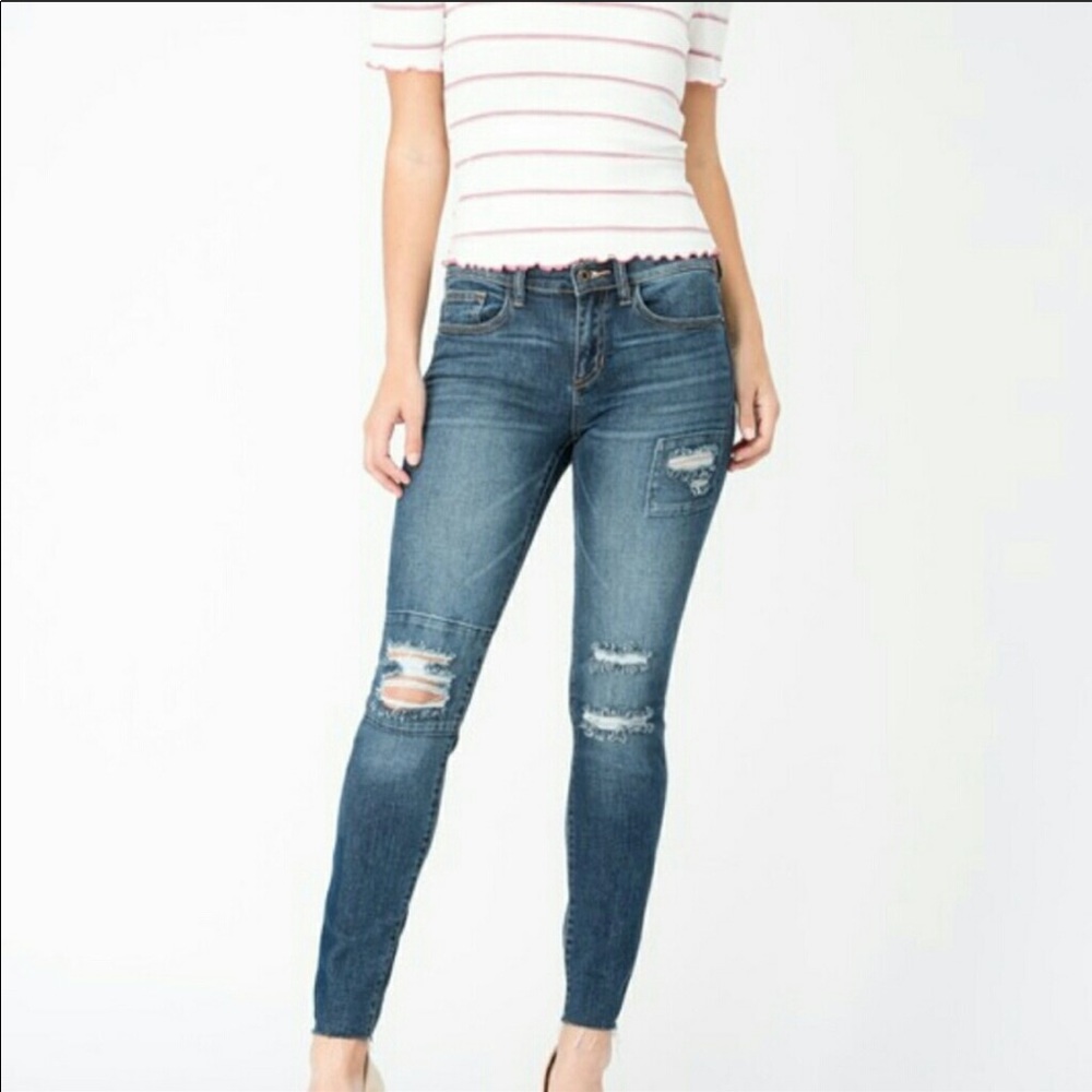 🎉HP🎉 Gorgeous Distressed Skinnies💕 - Picture 3 of 8